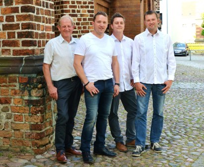 (vr.nl.) Bürgermeisterkandidat René Riewa, Vorstandsmitglieder David Hänschen, Ralf Kaltschmidt und Gerd Kasprick